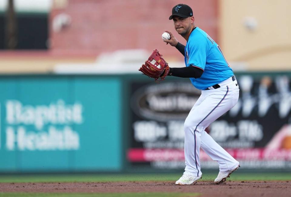 El torpedero de los Marlins José Iglesias fildea en el primer inning del partido de pretemporada ante los Mets de New York, celebrado el 13 de marzo de 2023 en Jupiter, Florida.