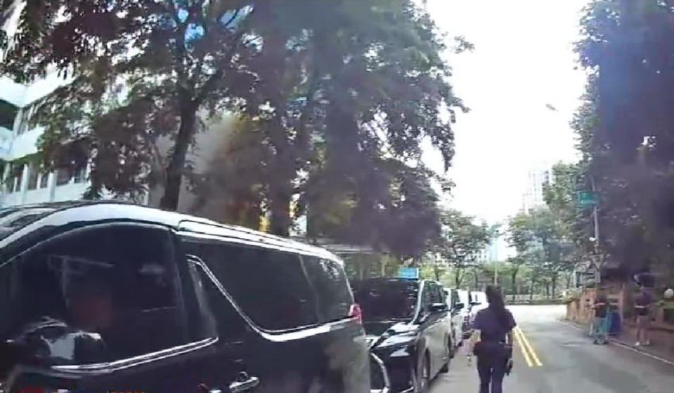 台中西屯區某幼兒園發生小孩吵架玩鬧受傷，有家長找來十幾輛黑頭車，當中不乏多輛二百多萬的Alphard保母車圍繞校方周邊。（記者陳金龍翻攝）