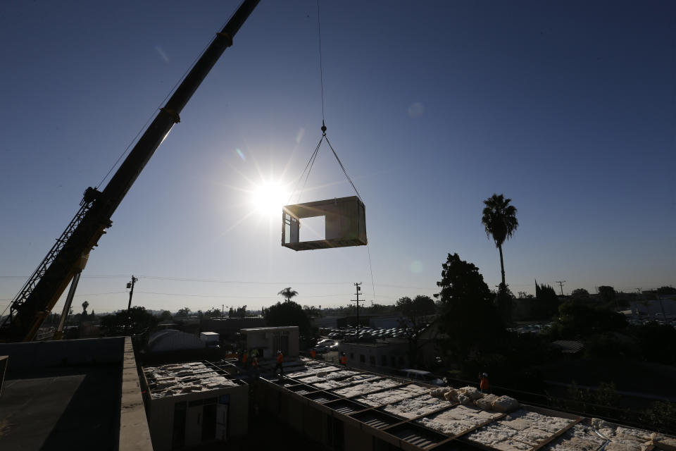 Construcción de una casa prefabricada y organizada por módulos.  Foto: Allen J. Schaben / Los Angeles Times via Getty Images.