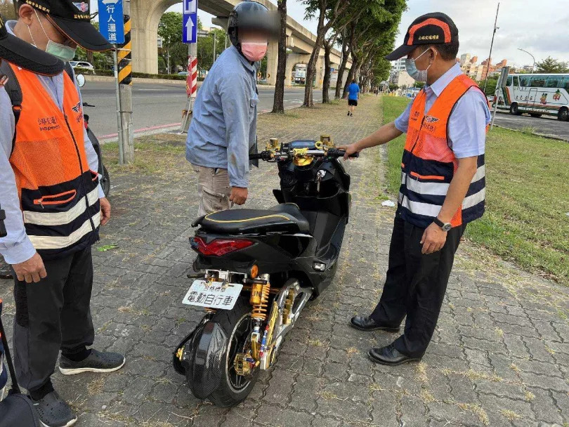 許多電動自行車是組裝或拼裝車，加上使用者經常違法改裝，肇事率年年增加。（圖／報系資料照）