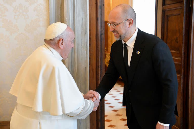 El Papa y Denys Shmyhal, en el Vaticano. (Photo by Handout / VATICAN MEDIA / AFP) 