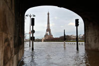 <p>Paris unter Wasser: Infolge von Überschwemmungen mussten in der französischen Hauptstadt mehrere Straßen gesperrt werden. Der Wasserspiegel der Seine stieg am Mittwoch über drei Meter über den Normalstand. (Bild: AP Photo) </p>