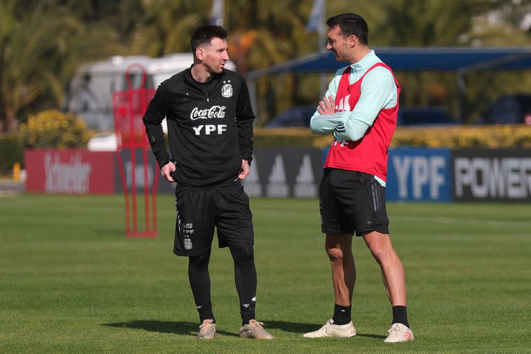 Lionel Messi y Lionel Scaloni, en una práctica; el entrenador repitió que el 10 es "el mejor jugador de la historia".