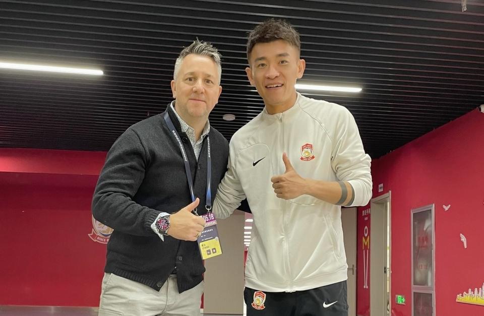 總教練懷特（左）日前前往青島拜訪陳柏良（右）。（翻攝中華民國足球協會CTFA臉書粉專）