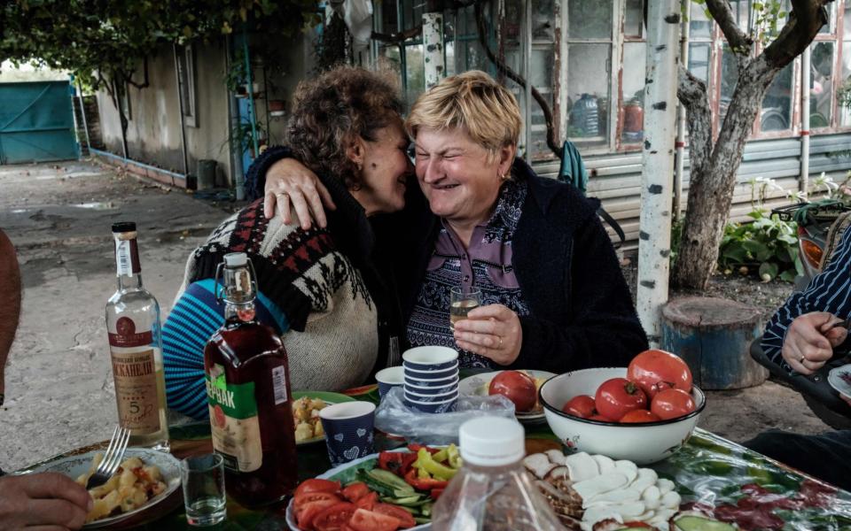 Olga Valkova (derecha) abraza a su cuñada Lidya Kandaurov, en su pueblo natal - Getty