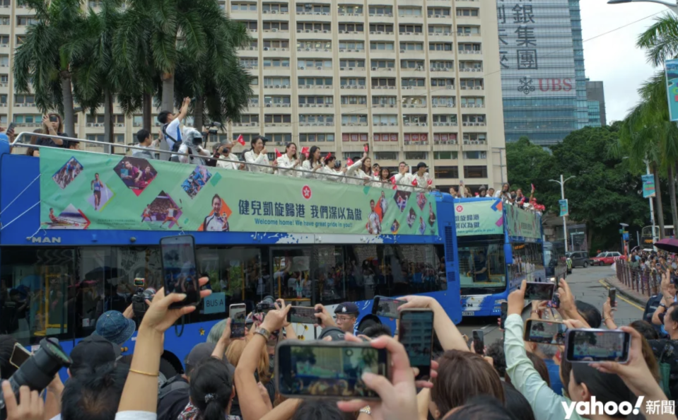 港隊運動員開蓬巴士巡遊 返工時間舉行撐場人數打折扣｜Yahoo