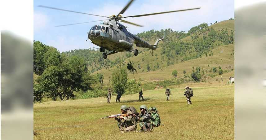 由迷彩直升機垂降而下的印度士兵亦身著大地迷彩。（圖／截取自印度陸軍官方臉書）