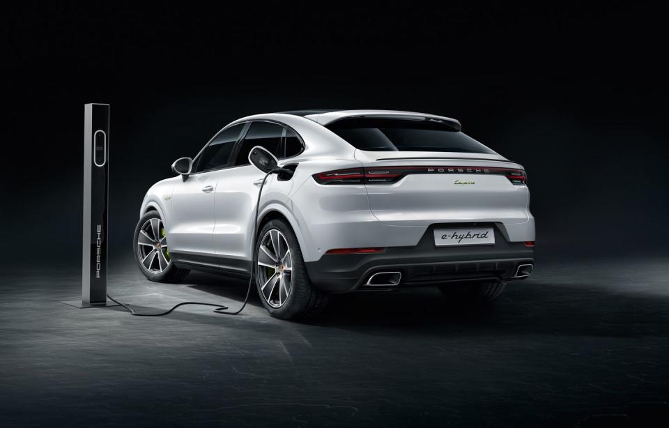 View Photos of the 2020 Porsche Cayenne E-Hybrid Lineup