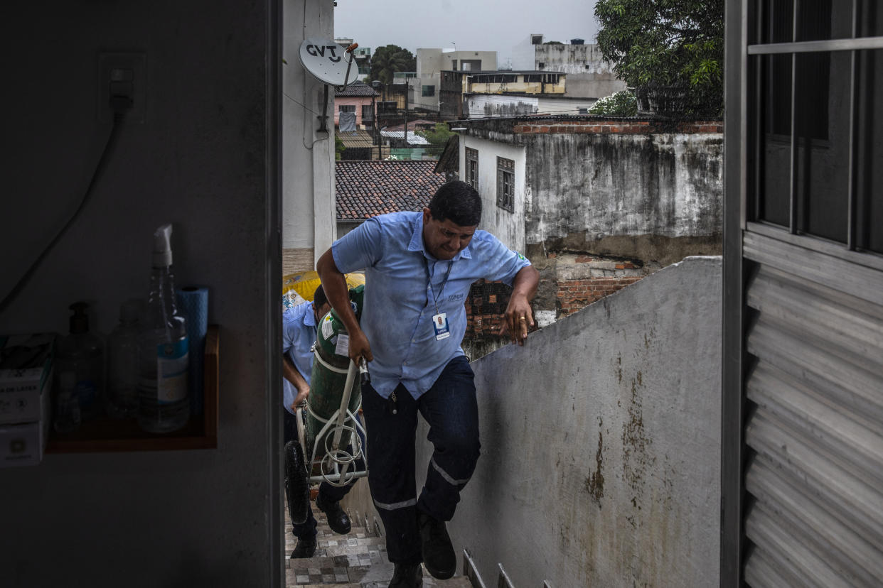 Un nuevo tanque de oxígeno se entrega para el tratamiento de Lorenzo de Oliveira Balbino, de 10 años, que tiene el trastorno genético poco común de atrofia muscular espinal (AME), en la casa de su familia en las afueras de Recife, Brasil, el 4 de junio de 2022. (Dado Galdieri/The New York Times)