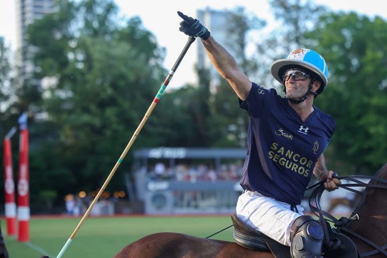 Esta vez Adolfito Cambiaso tuvo más emoción que euforia en el festejo de otro pase a la final: después del próximo sábado, el crack ya no volvería a jugar con su hijo en la Triple Corona.