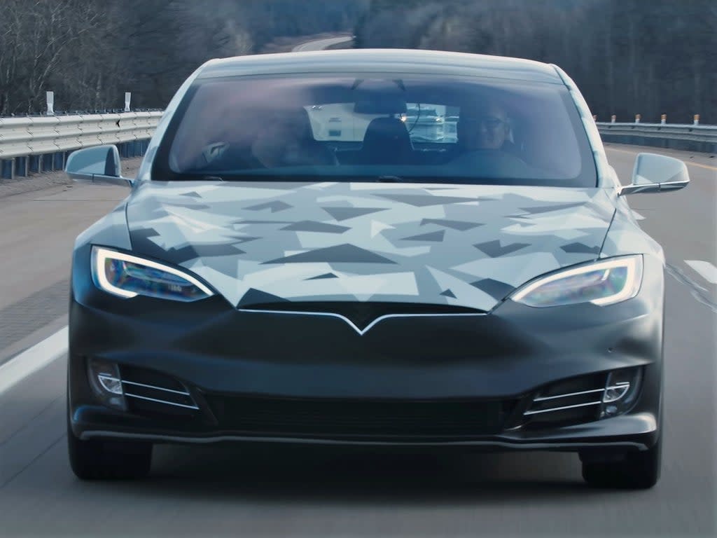 Un Tesla Model S modificado equipado con la tecnología de ONE pudo alcanzar una autonomía real de 1.210 km (ONE)