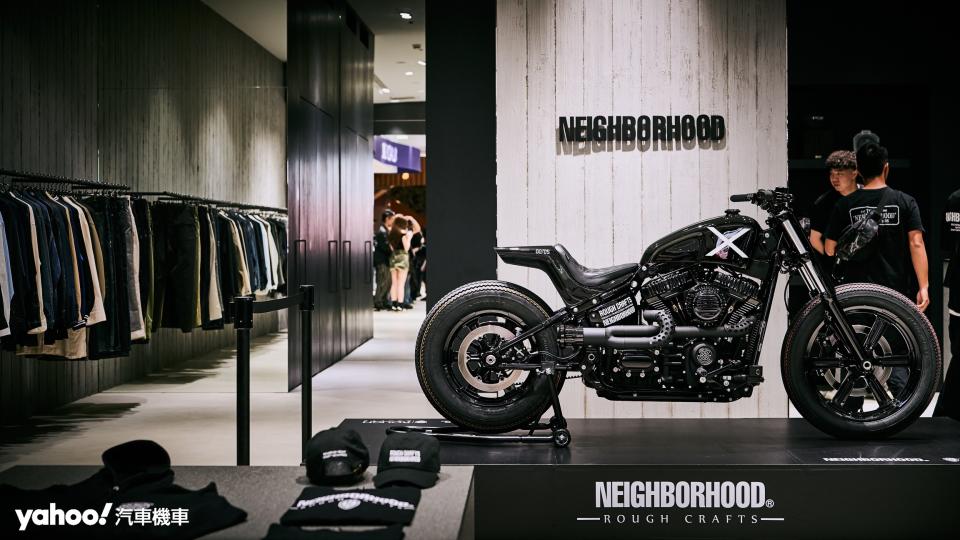 NEIGHBORHOOD與ROUGH CRAFTS的聯名除了推出限量5台的NR-01車款與限量50頂的Shoei Glamster NHRC彩繪，相關服飾與周邊商品也都在NEIGHBORHOOD®TAIPEI一併展出。