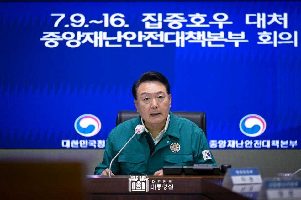 尹錫悅今日在會議中，也強調他人在國外也心繫國內災情，且有持續關注並給予必要的指示。（翻攝自南韓總統府官網）