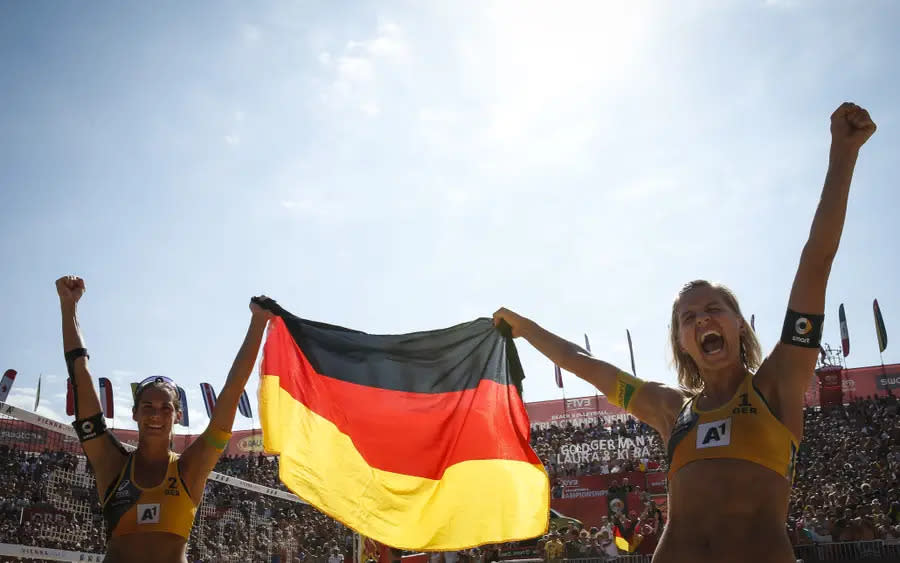 Kira Walkenhorst (links) und Laura Ludwig (rechts) bei der Beachvolleyball-Weltmeisterschaft in Wien für die erste WM-Goldmedaille eines deutschen Duos sorgen