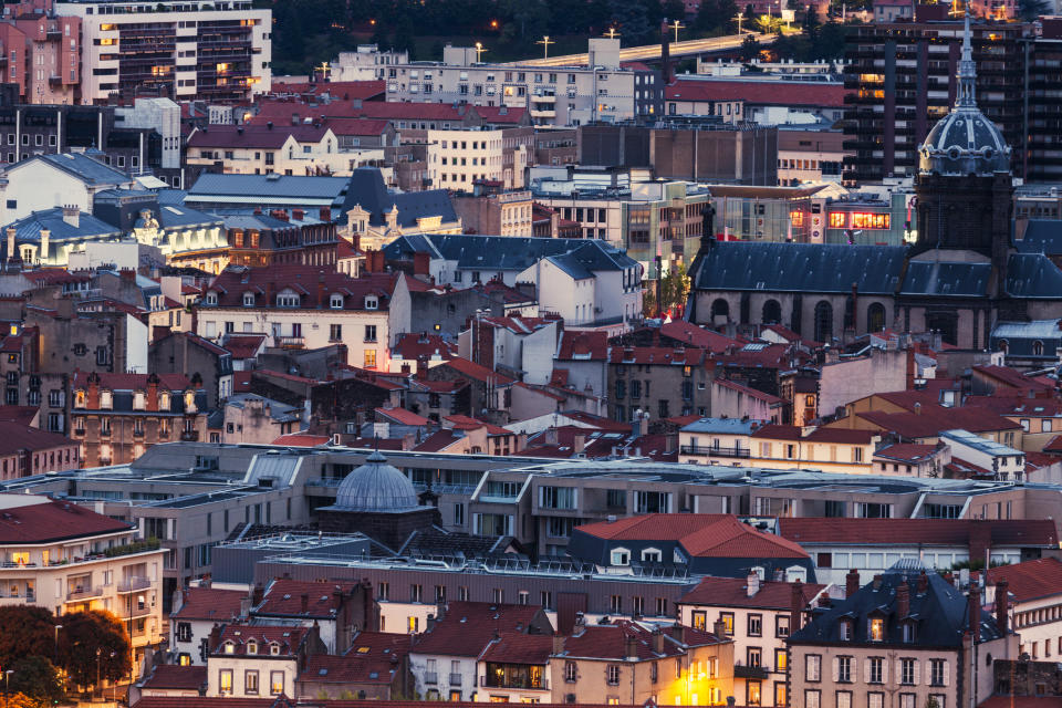 <p>Au Smic, avec un emprunt sur 25 ans, en remboursant 33% de votre salaire par mois, vous pouvez acheter un 56m²</p>