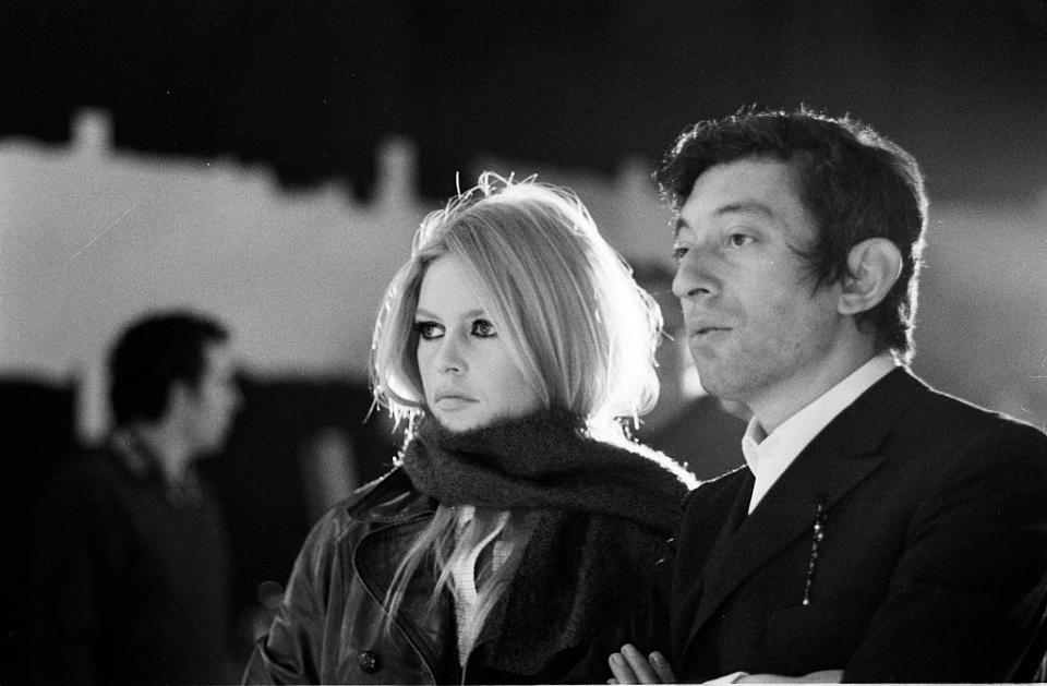 Brigitte Bardot se lasse du mode de vie extravagant de son troisième époux et leurs incessantes disputes usent ses sentiments. Les mariés de Las Vegas passent de moins en moins de temps ensemble. C’est Serge Gainsbourg qui permet à la star d’emprunter la porte de sortie de ce mariage qui n’en finit plus de s’étioler. Pendant trois mois, B.B et l’homme à la tête de chou vivent une passion. À la fois artistique et amoureuse. Pour lui, elle enfile des cuissardes, enfourche une grosse cylindrée, libère sa crinière et affirme de sa voix si reconnaissable qu’elle n’a "<em>besoin de personne en Harley-Davidson</em>". Pour elle, qui lui demande d’écrire "<em>la plus belle chanson d’amour au monde</em>", il compose <em>Je t’aime moi non plus</em>. Le titre aux paroles explicites et à l’interprétation ô combien érotique est enregistré par le couple dans le plus grand secret. Mais Gunter Sachs en apprend l’existence et menace son épouse d’un scandale qui nuirait à sa carrière si le morceau venait à être diffusé. Elle supplie son amant de la supprimer de son 33 tours. Par amour pour sa muse, il obtempère. Tentant de sauvegarder son mariage avec le milliardaire allemand, elle quitte celui qui lui a pourtant inspiré cette touchante déclaration qu’elle a écrite dans ses mémoires : "<em>aucun autre être, aucun autre homme, ne compta pour moi</em>". Finalement, lassé par les infidélités répétées de sa femme libre et libérée, son mari n°3, lui envoie une lettre de rupture en 1968. Leur divorce est prononcé un an plus tard. ©<em>Getty Images</em>