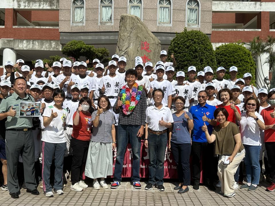 即將展開旅美生涯的林振瑋，七日回到母校受到師長及學弟熱情歡迎。（記者施春瑛攝）