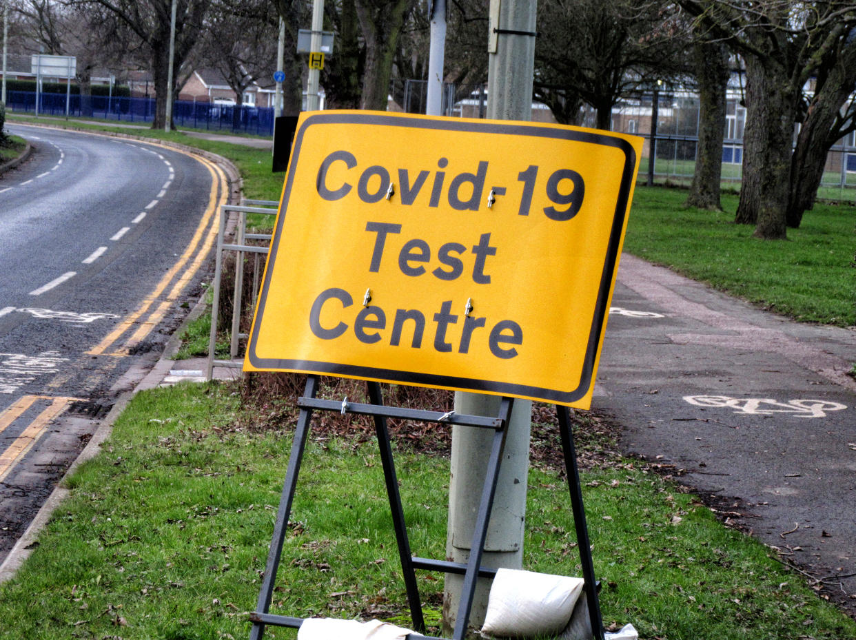  Covid-19 test center sign seen outside.
On the day that the UK sees the highest daily toll of 1,325 deaths from Covid-19 this 'walk-In' test Centre at the University of Bedfordshire is empty. Despite the fact that latest figures show that Bedford has Covid-19 rates of 936 cases per 100k of population against a national average of 594. (Photo by Keith Mayhew / SOPA Images/Sipa USA) 