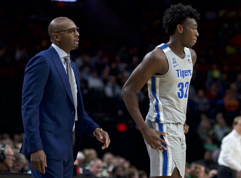 Memphis coach Penny Hardaway, left, talks to center James Wiseman during the second half of the team's NCAA college basketball game against Oregon. (AP)