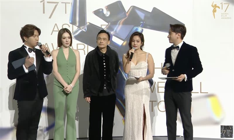 許瑋甯（左二）和陳以文（左三）出席第17屆亞洲電影大獎。（圖／翻攝自YouTube-Asian Film Awards Academy頻道）