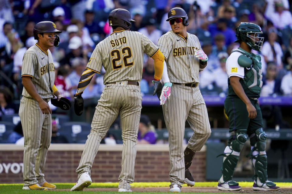 Ha-Seong Kim, Juan Soto, y Manny Machado de los Padres de San Diego celebras el jonrón de tres carreras de Machado en la octava entrada del duelo ante los Rockies de Colorado el domingo 25 de septiembre del 2022. (AP Foto/Geneva Heffernan)