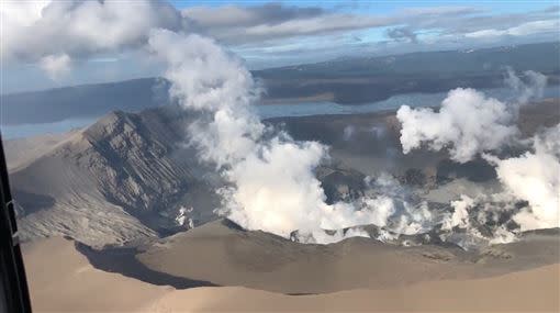 塔爾火山爆發的景象相當駭人。（圖／翻攝自Twitter）