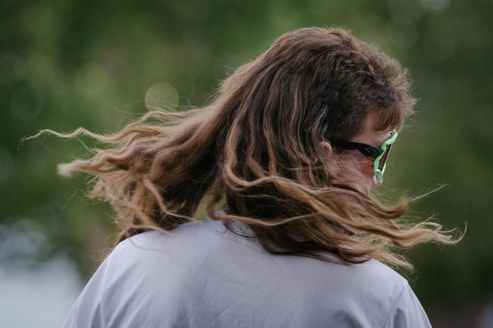 Joseph Bauer mueve su salmonete mientras compite para ser finalista en el Campeonato de "Mullets" de Estados Unidos en Lewisville, Texas, el 23 de septiembre de 2022. (Erin Schaff/The New York Times).