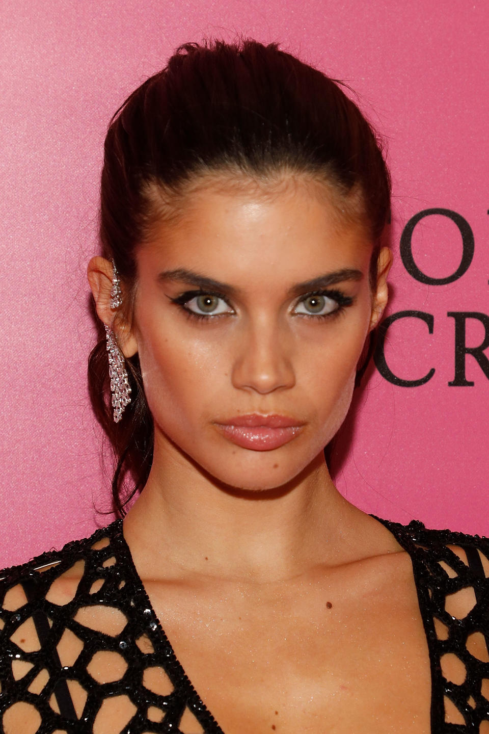 <p>Con sexy vestido Sara Sampaio fue una de las diosas del desfile anual de Victoria’s Secret en Shangai, China, y antes del evento llegó en este revelador atuendo negro que la hizo ver majestuosa, tal como ocurrió dentro del desfile/ Getty Images </p>