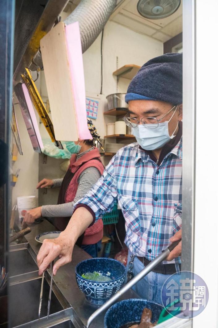 老闆賴坤宏有職人精神，總在店頭埋首煮麵。