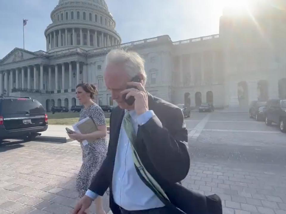 Wisconsin Senator Ron Johnson pretends to be on the phone as he leaves the Capitol on 21 June 2022 (Screenshot / Twitter / Frank Thorp V / NBC News)