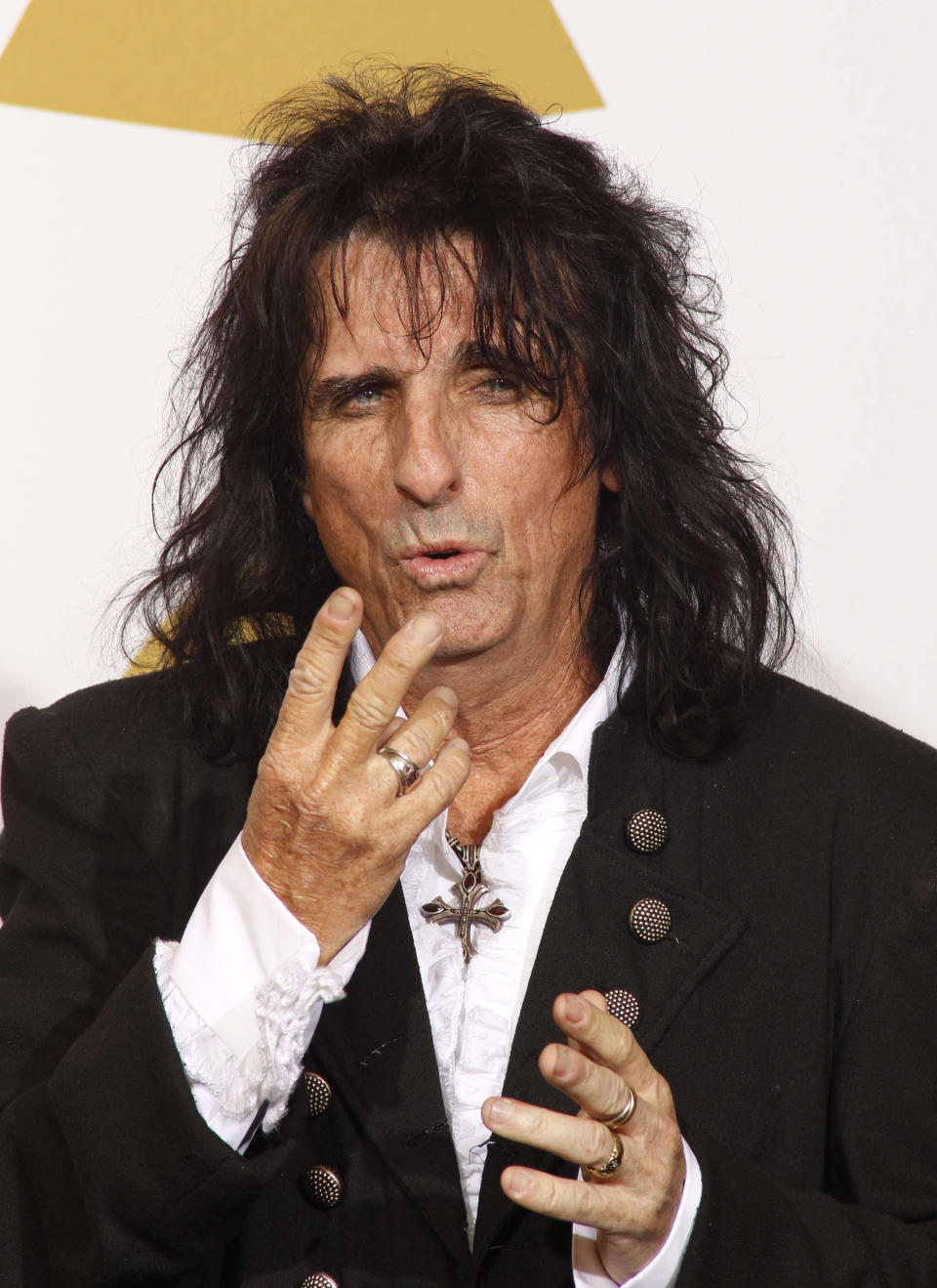 Alice Cooper poses backstage after presenting at the 52nd annual Grammy Awards in Los Angeles January 31, 2010.  REUTERS/Lucy Nicholson  (MUSIC-GRAMMYS/WINNERS) (UNITED STATES - Tags: ENTERTAINMENT)