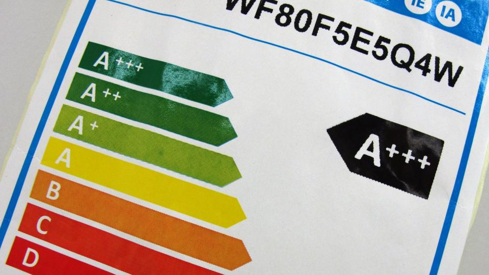 Ein Hinweisschild mit den bisherigen Energieeffizienzklassen steht in München in einem Grossmarkt für Elektroartikel. Vom 1. März an gibt es für bestimmte Elektrogeräte neue Energielabels.