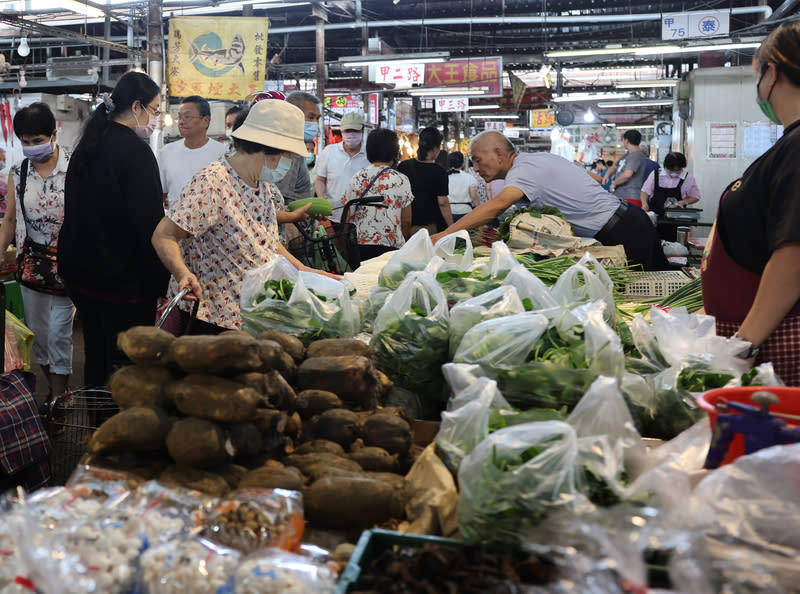 颱風山陀兒逼近台灣  菜市場湧採買人潮（1） 颱風山陀兒逼近台灣連帶影響蔬菜交易價格，新北市三重力行菜市場2日上午湧入民眾採買蔬菜等食材，為防颱做好準備。 中央社記者趙世勳攝  113年10月2日