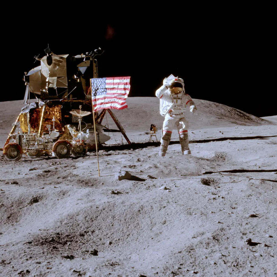 Der Astronaut John Young grüßt die Flagge beim Absprung während der Apollo-16-Mission am 21. April 1972. - Copyright: NASA/Charlie Duke