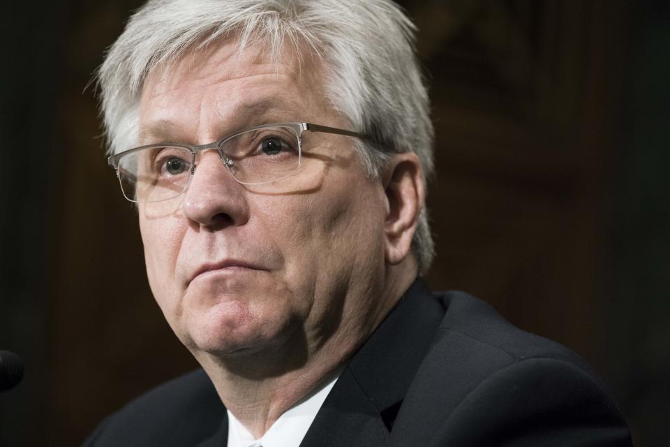 WASHINGTON, DC - 13. FEBRUAR: Christopher Waller vidner for Senatets udvalg for bank-, bolig- og byanliggender under en høring om deres nominering til at blive udpeget som medlem af Federal Reserve Board of Governors den 13. februar 2020 i Washington, DC. (Foto af Sarah Silbiger/Getty Images)