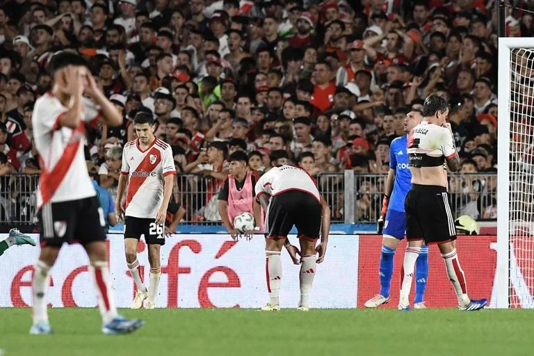 La desazón de los jugadores de River tras el gol de Banfield; quedaba poco para el final y el riesgo de derrota era grande