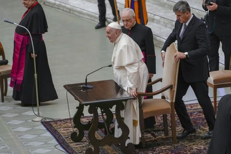 El Papa, ayudado a sentarse en el Vaticano tras ser llevado en silla de ruedas. (AP Photo/Alessandra Tarantino)