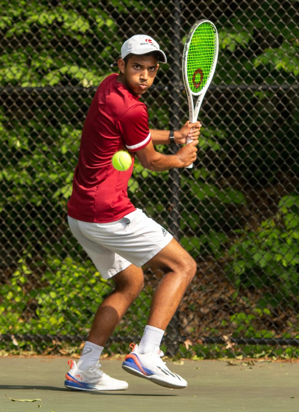 Srinjoy Ghosh de Westborough devuelve el balón contra su oponente de Concord-Carlisle durante la división de dos niños.  semifinal de tenis en Marlborough High School el lunes.