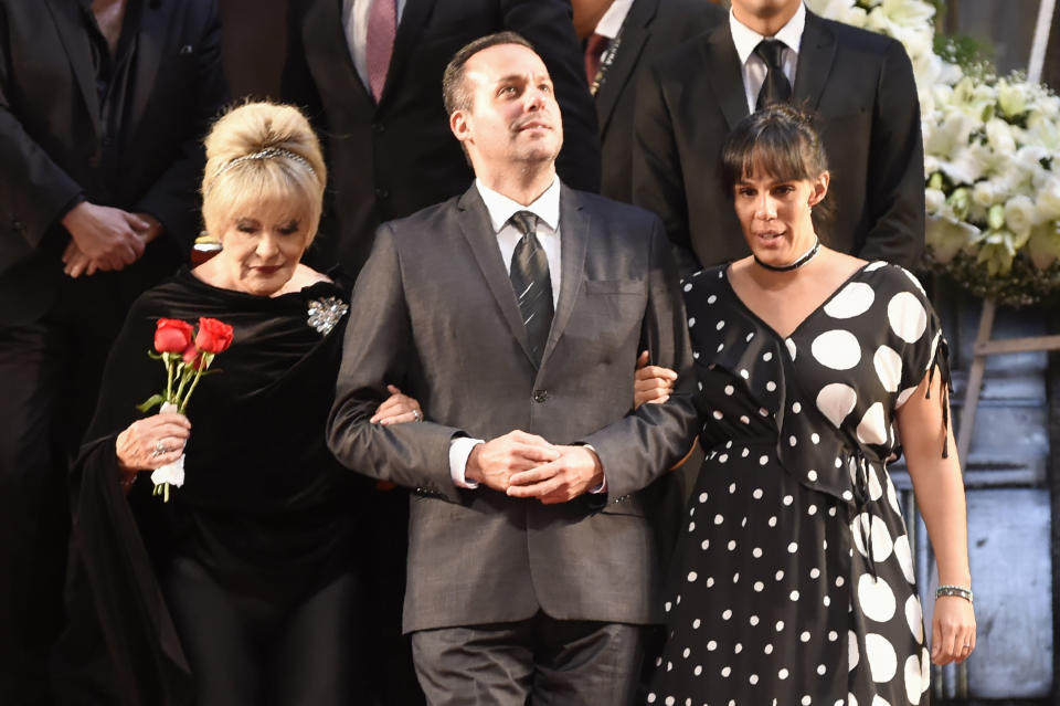 Anel Noreña con José Joel y Marysol en el Palacio de Bellas Artes de México donde se le hizo el homenaje póstumo a José José en el 2019. (Photo by Alfredo ESTRELLA / AFP) (Photo by ALFREDO ESTRELLA/AFP via Getty Images)