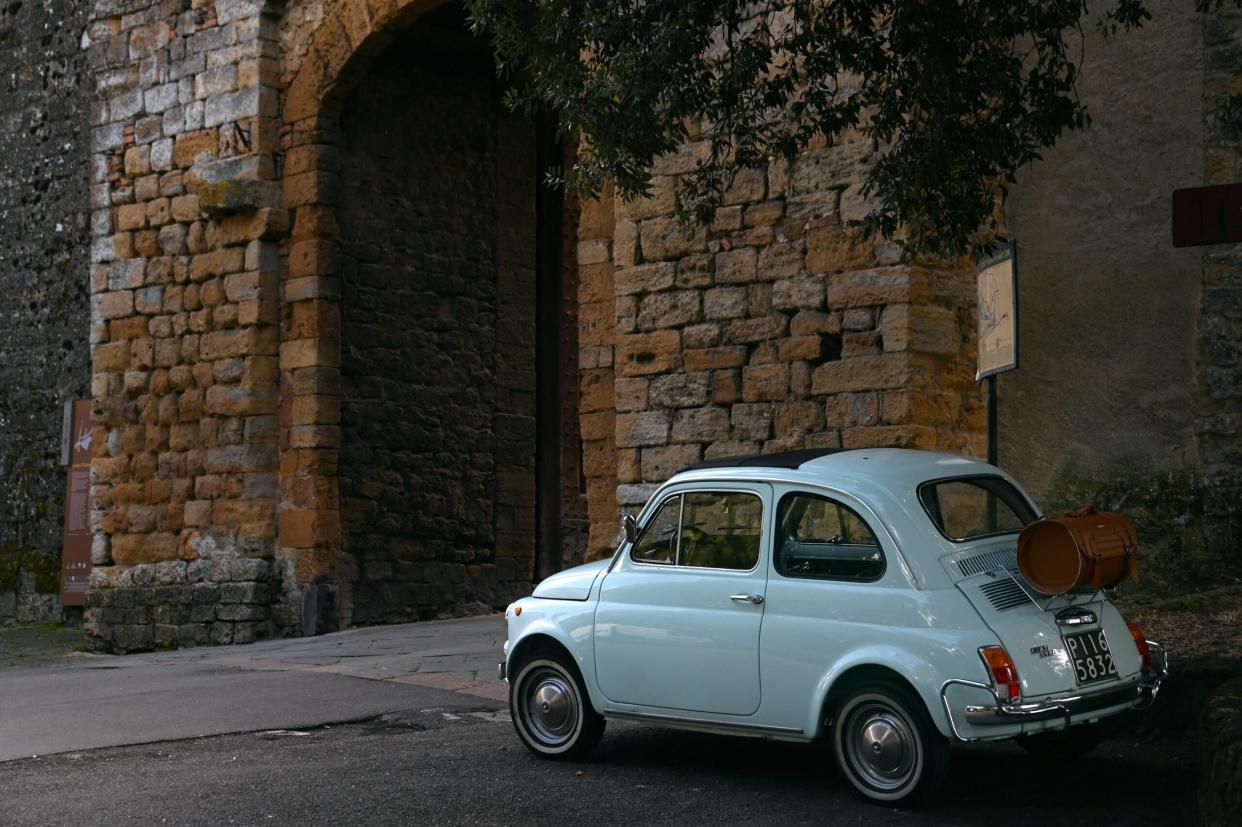 Alter Fiat 500 in Volterra, Toskana, Italien, Europa - Copyright: picture alliance/imageBROKER/Uwe Kraft