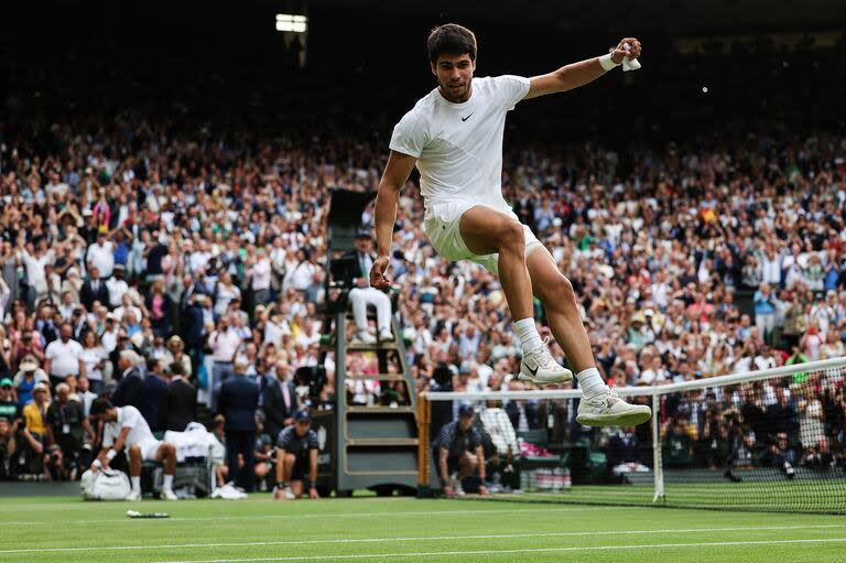 El festejo de Carlos Alcaraz, último campeón de Wimbledon; el Grand Slam británico anunció un aumento récord de los premios