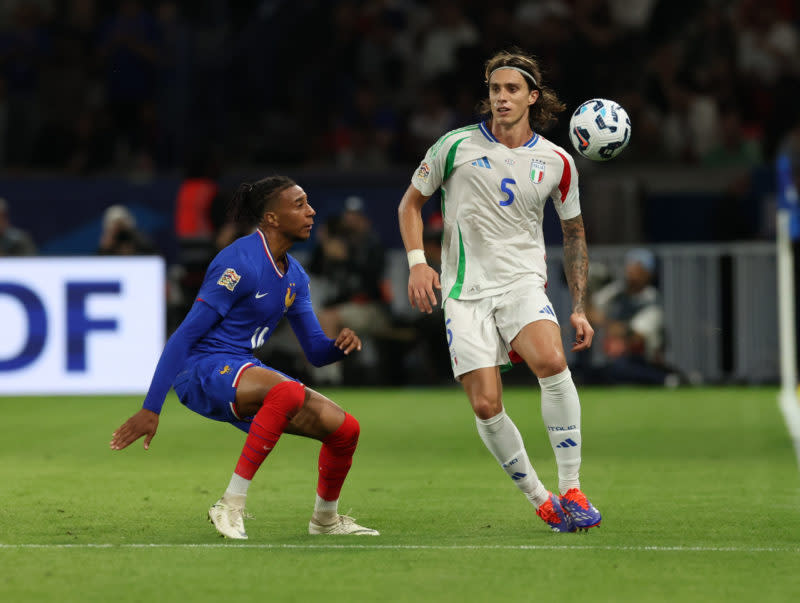 PARIS, FRANCE - SEPTEMBER 06: Riccardo Calafiori of Italy in action during the UEFA Nations League 2024/25 League A Group A2 match between France and Italy at Parc des Princes stadium on September 06, 2024 in Paris, France. (Photo by Claudio Villa/Getty Images)