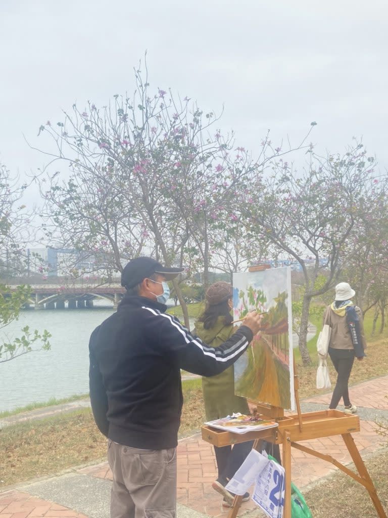 新市區堤塘港羊蹄甲花彩音樂饗宴，畫家作畫，風景如畫。（記者張淑娟攝）