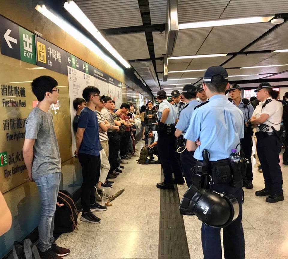 大批警員在金鐘站截查青年。毛孟靜facebook圖片