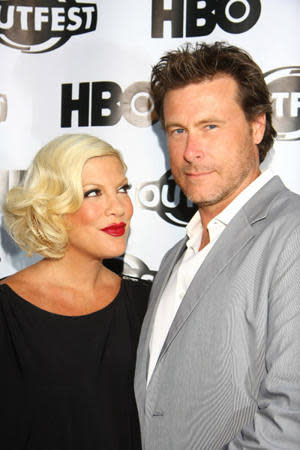 Tori Spelling y su esposo Dean McDermott via WireImage