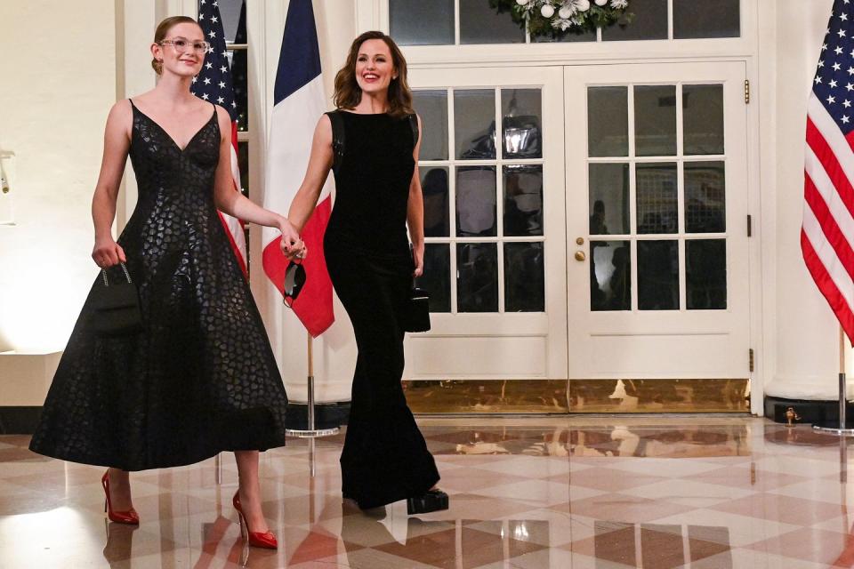 us actress jennifer garner and her daughter violet affleck arrive at the white house to attend a state dinner honoring french president emmanuel macron, in washington, dc, on december 1, 2022 photo by roberto schmidt  afp photo by roberto schmidtafp via getty images