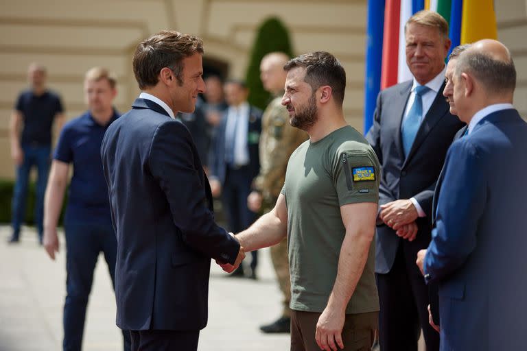 El presidente de Francia, Emmanuel Macron, y el presidente de Ucrania, Volodirmir Zelensky