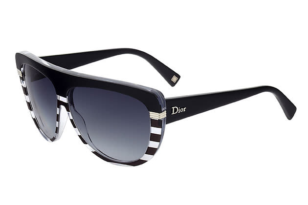 Endlich wird es Frühling und wir blinzeln noch etwas wintermüde in die Sonne. Was wir jetzt brauchen: die neuesten Sonnenbrillen-Trends 2012. Vom knallig-bunten Piloten- bis zum klassisch-schwarzen Retro-Modell von Dior. Besonders extravagant mit silbernen Streifen, um 240 Euro.