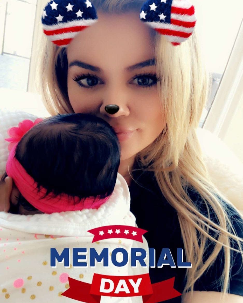 Khloé and True had themselves a snuggle fest while ringing in Memorial Day in May 2018.