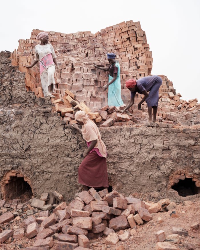 Sudanese women from Geneina, who live in the Adrè refugee camp, pile bricks from a hoven for 1000XAF per day, equivalent to $1.60 USD, insufficient to feed a person.<span class="copyright">Nicolò Filippo Rosso</span>